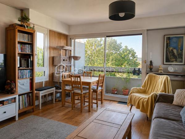 Pas besoin de parler de « pépite » pour donner envie. Un café le matin, un apéritif entre amis et une vue dégagée depuis la loggia font déjà très bien le travail.
Situé au 4ᵉ et dernier étage, ce 3 pièces de 66,47 m² profite d’un avantage dont on mesure vite la valeur au quotidien : aucun voisin au-dessus. Pas de pas lourds au plafond, de courses improvisées ni de meubles déplacés à des heures mystérieuses.
La loggia s’ouvre sur une vue dégagée et verdoyante. Une vraie respiration au quotidien, pas trois feuilles aperçues entre deux voitures et rebaptisées « vue sur jardin ».
À l’intérieur, l’appartement offre un séjour agréable, une cuisine aménagée et équipée, deux chambres, de nombreux rangements et une salle d’eau que vous pourrez remettre à votre goût.
Côté confort, l’essentiel est déjà là : double vitrage, volets roulants électriques et porte d’entrée blindée récente.
Une cave et une place de stationnement en sous-sol complètent l’ensemble.
Un appartement bien entretenu, avec des qualités qu’on ne fabrique pas après coup : le dernier étage, la lumière, la vue et cette loggia où l’on se projette déjà.
Le café n’est pas fourni. La vue, si.
Prix de vente : 177 000 € honoraires inclus.