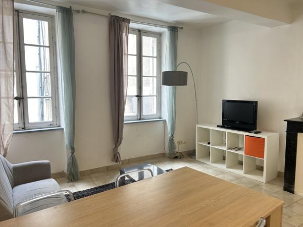 CARCASSONNE - CENTRE-VILLE - T2 MEUBLE - 42 M²