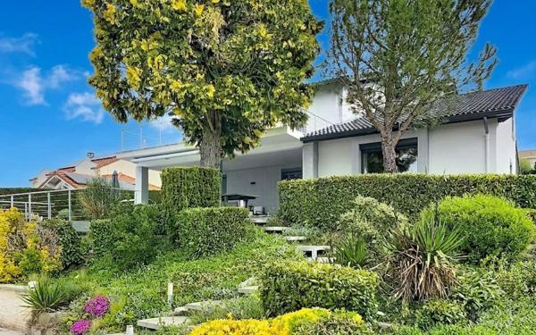 Maison à vendre    8 pièces • 279,45 m2 Saint-Genest-Lerpt