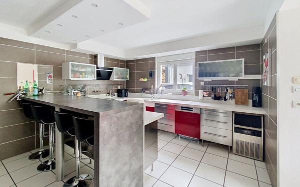 Maison à vendre    8 pièces • 279,45 m2 Saint-Genest-Lerpt