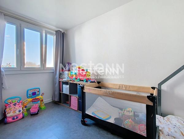 Idéal investissement locatif ou premier achat : appartement de 3 pièces avec balcon, parking et cave, accès direct N12 et gare