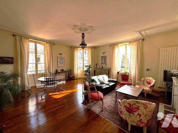 RENNES CENTRE VILLE - APPARTEMENT TYPE 5 - EXCELLENT ETAT
Au sein d'une copropriété du XIX siè...