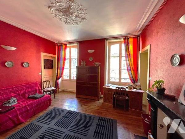 RENNES CENTRE VILLE - APPARTEMENT TYPE 5 - EXCELLENT ETAT
Au sein d'une copropriété du XIX siè...