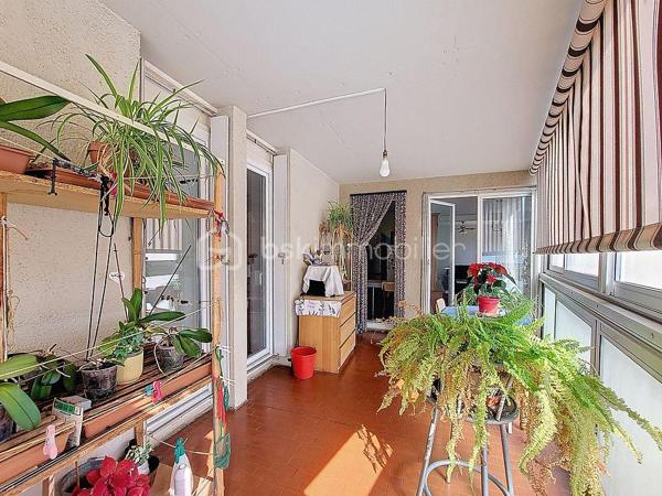 Au sein de la résidence sécurisée Le Thermidor à La Seyne sur Mer, cet appartement 4 pièces d'une surface totale de 97m², se trouve au 5ᵉ étage sur 8 avec ascenseur.

Il se compose d'une entrée avec placards, d'une cuisine indépendante, d'un cellier, d'un double séjour lumineux, de deux chambres.
Ainsi qu'une salle d’eau et un WC séparé. Possibilité d’aménager une 3ᵉ chambre selon vos besoins.

Grâce à sa double exposition Sud/Est, l’appartement bénéficie d’une belle luminosité tout au long de la journée et d’une spacieuse loggia de 12 m², idéale pour profiter de cet espace en toute saison.

Stationnement facile et libre dans la résidence. Vendu avec un GARAGE.

Situation idéale pour profiter à pied, des centres commerciaux, espaces santé, transports et écoles.
A 5 minutes en voiture de l'autoroute.