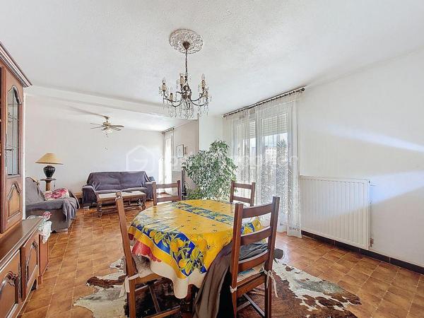 Au sein de la résidence sécurisée Le Thermidor à La Seyne sur Mer, cet appartement 4 pièces d'une surface totale de 97m², se trouve au 5ᵉ étage sur 8 avec ascenseur.

Il se compose d'une entrée avec placards, d'une cuisine indépendante, d'un cellier, d'un double séjour lumineux, de deux chambres.
Ainsi qu'une salle d’eau et un WC séparé. Possibilité d’aménager une 3ᵉ chambre selon vos besoins.

Grâce à sa double exposition Sud/Est, l’appartement bénéficie d’une belle luminosité tout au long de la journée et d’une spacieuse loggia de 12 m², idéale pour profiter de cet espace en toute saison.

Stationnement facile et libre dans la résidence. Vendu avec un GARAGE.

Situation idéale pour profiter à pied, des centres commerciaux, espaces santé, transports et écoles.
A 5 minutes en voiture de l'autoroute.