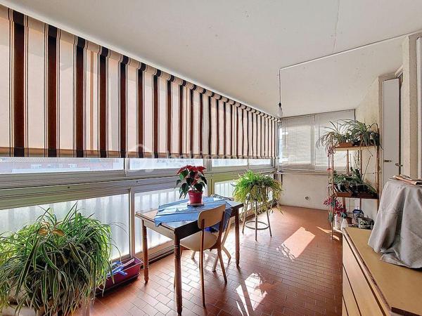Au sein de la résidence sécurisée Le Thermidor à La Seyne sur Mer, cet appartement 4 pièces d'une surface totale de 97m², se trouve au 5ᵉ étage sur 8 avec ascenseur.

Il se compose d'une entrée avec placards, d'une cuisine indépendante, d'un cellier, d'un double séjour lumineux, de deux chambres.
Ainsi qu'une salle d’eau et un WC séparé. Possibilité d’aménager une 3ᵉ chambre selon vos besoins.

Grâce à sa double exposition Sud/Est, l’appartement bénéficie d’une belle luminosité tout au long de la journée et d’une spacieuse loggia de 12 m², idéale pour profiter de cet espace en toute saison.

Stationnement facile et libre dans la résidence. Vendu avec un GARAGE.

Situation idéale pour profiter à pied, des centres commerciaux, espaces santé, transports et écoles.
A 5 minutes en voiture de l'autoroute.