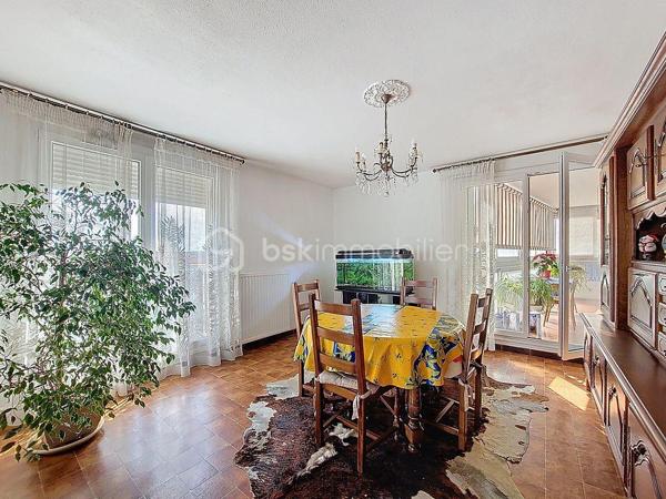 Au sein de la résidence sécurisée Le Thermidor à La Seyne sur Mer, cet appartement 4 pièces d'une surface totale de 97m², se trouve au 5ᵉ étage sur 8 avec ascenseur.

Il se compose d'une entrée avec placards, d'une cuisine indépendante, d'un cellier, d'un double séjour lumineux, de deux chambres.
Ainsi qu'une salle d’eau et un WC séparé. Possibilité d’aménager une 3ᵉ chambre selon vos besoins.

Grâce à sa double exposition Sud/Est, l’appartement bénéficie d’une belle luminosité tout au long de la journée et d’une spacieuse loggia de 12 m², idéale pour profiter de cet espace en toute saison.

Stationnement facile et libre dans la résidence. Vendu avec un GARAGE.

Situation idéale pour profiter à pied, des centres commerciaux, espaces santé, transports et écoles.
A 5 minutes en voiture de l'autoroute.