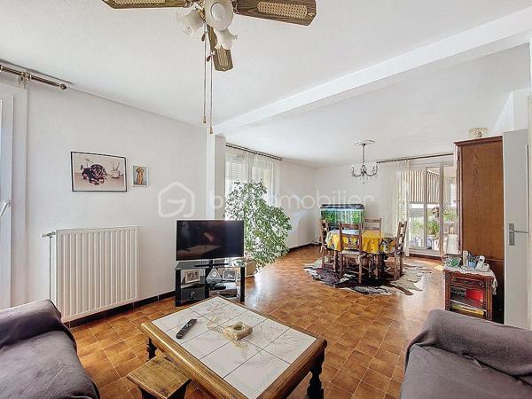 Au sein de la résidence sécurisée Le Thermidor à La Seyne sur Mer, cet appartement 4 pièces d'une surface totale de 97m², se trouve au 5ᵉ étage sur 8 avec ascenseur.

Il se compose d'une entrée avec placards, d'une cuisine indépendante, d'un cellier, d'un double séjour lumineux, de deux chambres.
Ainsi qu'une salle d’eau et un WC séparé. Possibilité d’aménager une 3ᵉ chambre selon vos besoins.

Grâce à sa double exposition Sud/Est, l’appartement bénéficie d’une belle luminosité tout au long de la journée et d’une spacieuse loggia de 12 m², idéale pour profiter de cet espace en toute saison.

Stationnement facile et libre dans la résidence. Vendu avec un GARAGE.

Situation idéale pour profiter à pied, des centres commerciaux, espaces santé, transports et écoles.
A 5 minutes en voiture de l'autoroute.