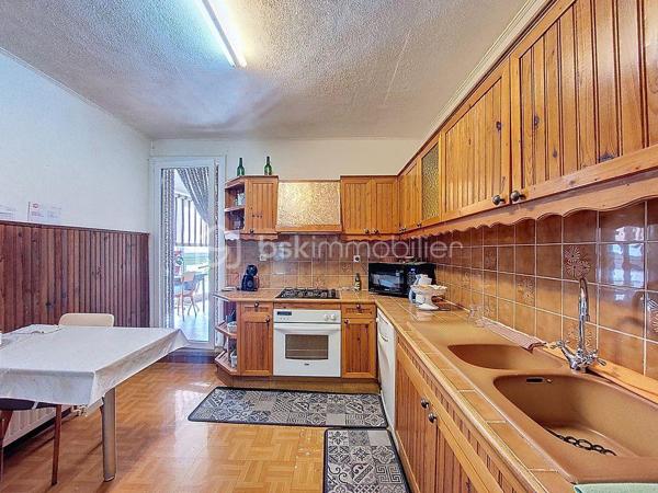 Au sein de la résidence sécurisée Le Thermidor à La Seyne sur Mer, cet appartement 4 pièces d'une surface totale de 97m², se trouve au 5ᵉ étage sur 8 avec ascenseur.

Il se compose d'une entrée avec placards, d'une cuisine indépendante, d'un cellier, d'un double séjour lumineux, de deux chambres.
Ainsi qu'une salle d’eau et un WC séparé. Possibilité d’aménager une 3ᵉ chambre selon vos besoins.

Grâce à sa double exposition Sud/Est, l’appartement bénéficie d’une belle luminosité tout au long de la journée et d’une spacieuse loggia de 12 m², idéale pour profiter de cet espace en toute saison.

Stationnement facile et libre dans la résidence. Vendu avec un GARAGE.

Situation idéale pour profiter à pied, des centres commerciaux, espaces santé, transports et écoles.
A 5 minutes en voiture de l'autoroute.