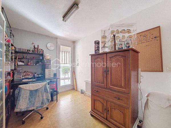 Au sein de la résidence sécurisée Le Thermidor à La Seyne sur Mer, cet appartement 4 pièces d'une surface totale de 97m², se trouve au 5ᵉ étage sur 8 avec ascenseur.

Il se compose d'une entrée avec placards, d'une cuisine indépendante, d'un cellier, d'un double séjour lumineux, de deux chambres.
Ainsi qu'une salle d’eau et un WC séparé. Possibilité d’aménager une 3ᵉ chambre selon vos besoins.

Grâce à sa double exposition Sud/Est, l’appartement bénéficie d’une belle luminosité tout au long de la journée et d’une spacieuse loggia de 12 m², idéale pour profiter de cet espace en toute saison.

Stationnement facile et libre dans la résidence. Vendu avec un GARAGE.

Situation idéale pour profiter à pied, des centres commerciaux, espaces santé, transports et écoles.
A 5 minutes en voiture de l'autoroute.
