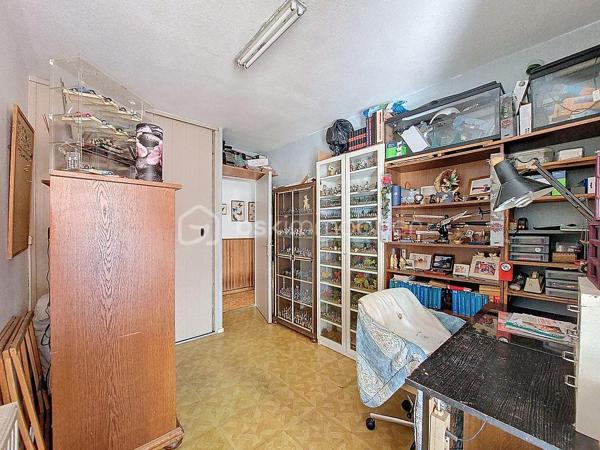 Au sein de la résidence sécurisée Le Thermidor à La Seyne sur Mer, cet appartement 4 pièces d'une surface totale de 97m², se trouve au 5ᵉ étage sur 8 avec ascenseur.

Il se compose d'une entrée avec placards, d'une cuisine indépendante, d'un cellier, d'un double séjour lumineux, de deux chambres.
Ainsi qu'une salle d’eau et un WC séparé. Possibilité d’aménager une 3ᵉ chambre selon vos besoins.

Grâce à sa double exposition Sud/Est, l’appartement bénéficie d’une belle luminosité tout au long de la journée et d’une spacieuse loggia de 12 m², idéale pour profiter de cet espace en toute saison.

Stationnement facile et libre dans la résidence. Vendu avec un GARAGE.

Situation idéale pour profiter à pied, des centres commerciaux, espaces santé, transports et écoles.
A 5 minutes en voiture de l'autoroute.