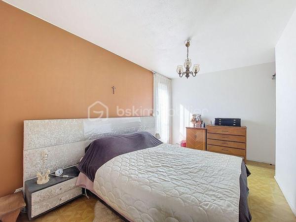 Au sein de la résidence sécurisée Le Thermidor à La Seyne sur Mer, cet appartement 4 pièces d'une surface totale de 97m², se trouve au 5ᵉ étage sur 8 avec ascenseur.

Il se compose d'une entrée avec placards, d'une cuisine indépendante, d'un cellier, d'un double séjour lumineux, de deux chambres.
Ainsi qu'une salle d’eau et un WC séparé. Possibilité d’aménager une 3ᵉ chambre selon vos besoins.

Grâce à sa double exposition Sud/Est, l’appartement bénéficie d’une belle luminosité tout au long de la journée et d’une spacieuse loggia de 12 m², idéale pour profiter de cet espace en toute saison.

Stationnement facile et libre dans la résidence. Vendu avec un GARAGE.

Situation idéale pour profiter à pied, des centres commerciaux, espaces santé, transports et écoles.
A 5 minutes en voiture de l'autoroute.