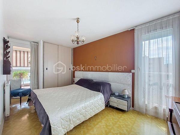 Au sein de la résidence sécurisée Le Thermidor à La Seyne sur Mer, cet appartement 4 pièces d'une surface totale de 97m², se trouve au 5ᵉ étage sur 8 avec ascenseur.

Il se compose d'une entrée avec placards, d'une cuisine indépendante, d'un cellier, d'un double séjour lumineux, de deux chambres.
Ainsi qu'une salle d’eau et un WC séparé. Possibilité d’aménager une 3ᵉ chambre selon vos besoins.

Grâce à sa double exposition Sud/Est, l’appartement bénéficie d’une belle luminosité tout au long de la journée et d’une spacieuse loggia de 12 m², idéale pour profiter de cet espace en toute saison.

Stationnement facile et libre dans la résidence. Vendu avec un GARAGE.

Situation idéale pour profiter à pied, des centres commerciaux, espaces santé, transports et écoles.
A 5 minutes en voiture de l'autoroute.