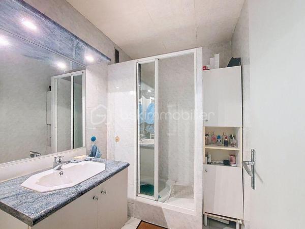Au sein de la résidence sécurisée Le Thermidor à La Seyne sur Mer, cet appartement 4 pièces d'une surface totale de 97m², se trouve au 5ᵉ étage sur 8 avec ascenseur.

Il se compose d'une entrée avec placards, d'une cuisine indépendante, d'un cellier, d'un double séjour lumineux, de deux chambres.
Ainsi qu'une salle d’eau et un WC séparé. Possibilité d’aménager une 3ᵉ chambre selon vos besoins.

Grâce à sa double exposition Sud/Est, l’appartement bénéficie d’une belle luminosité tout au long de la journée et d’une spacieuse loggia de 12 m², idéale pour profiter de cet espace en toute saison.

Stationnement facile et libre dans la résidence. Vendu avec un GARAGE.

Situation idéale pour profiter à pied, des centres commerciaux, espaces santé, transports et écoles.
A 5 minutes en voiture de l'autoroute.