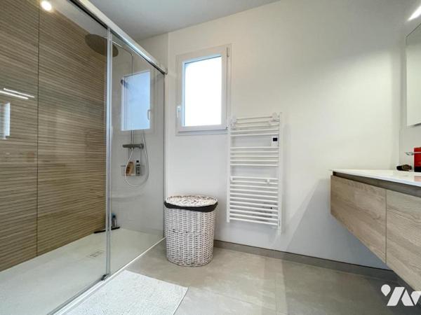 Maison contemporaine 2024 avec 4 chambres sur 724 m²