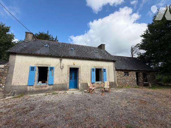 Magnifique corps de ferme à l'abri des regards situé sur les crêtes du Vieux Quimerc'h, qui cul...