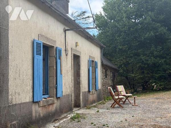 Magnifique corps de ferme à l'abri des regards situé sur les crêtes du Vieux Quimerc'h, qui cul...