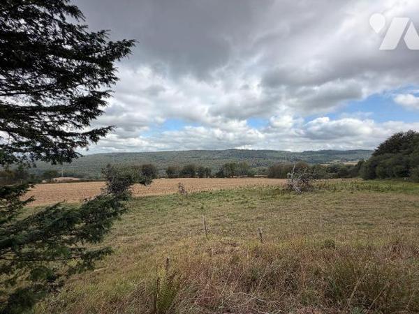 Magnifique corps de ferme à l'abri des regards situé sur les crêtes du Vieux Quimerc'h, qui cul...