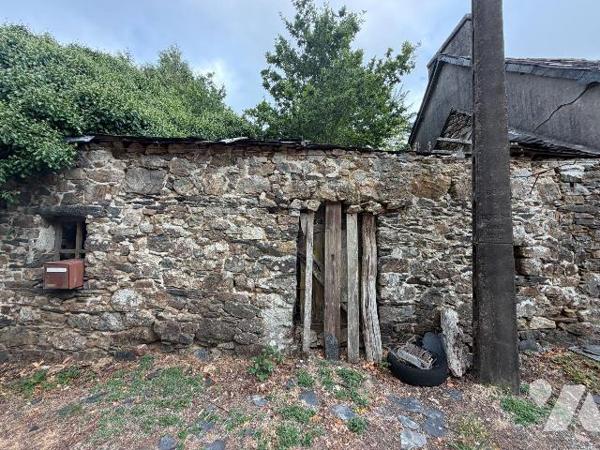 Magnifique corps de ferme à l'abri des regards situé sur les crêtes du Vieux Quimerc'h, qui cul...