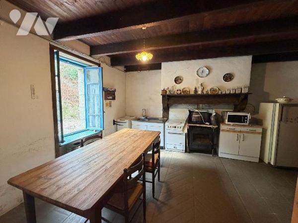 Magnifique corps de ferme à l'abri des regards situé sur les crêtes du Vieux Quimerc'h, qui cul...