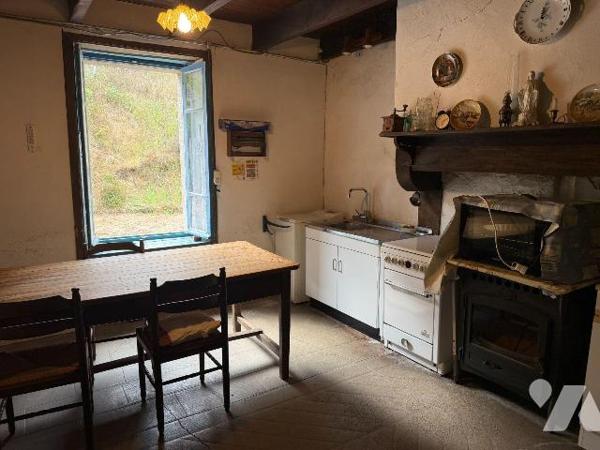 Magnifique corps de ferme à l'abri des regards situé sur les crêtes du Vieux Quimerc'h, qui cul...