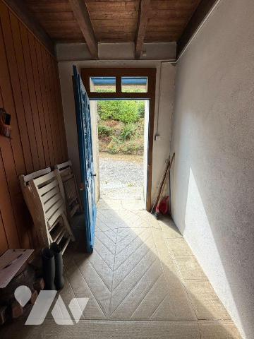 Magnifique corps de ferme à l'abri des regards situé sur les crêtes du Vieux Quimerc'h, qui cul...