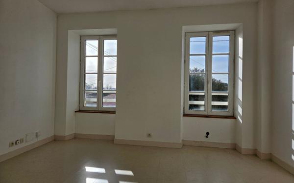 Immeuble à vendre    5 pièces •  Ardillières