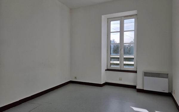 Immeuble à vendre    5 pièces •  Ardillières