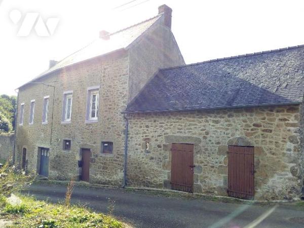 10 min. EVRON, maison d'habitation en pierres, couverte en ardoises, comprenant :
- Entrée ouv...