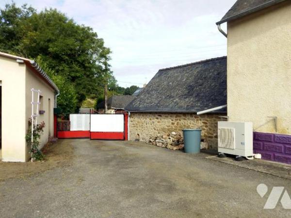 10 min. EVRON, maison d'habitation en pierres, couverte en ardoises, comprenant :
- Entrée ouv...