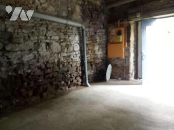 10 min. EVRON, maison d'habitation en pierres, couverte en ardoises, comprenant :
- Entrée ouv...