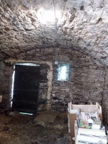 10 min. EVRON, maison d'habitation en pierres, couverte en ardoises, comprenant :
- Entrée ouv...