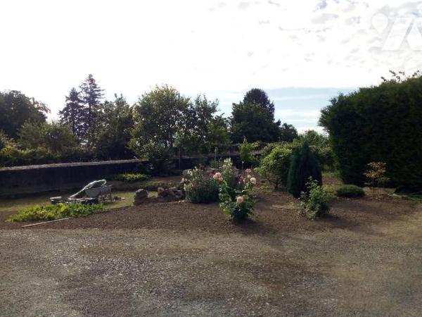 10 min. EVRON, maison d'habitation en pierres, couverte en ardoises, comprenant :
- Entrée ouv...