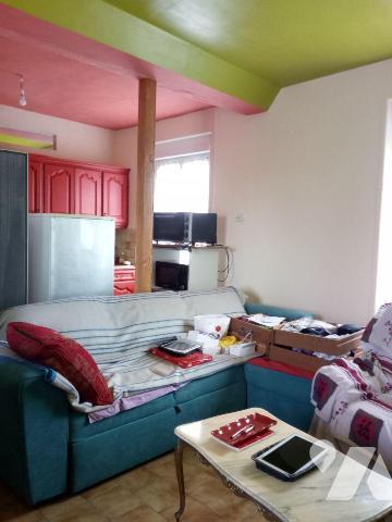 10 min. EVRON, maison d'habitation en pierres, couverte en ardoises, comprenant :
- Entrée ouv...