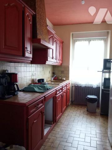 10 min. EVRON, maison d'habitation en pierres, couverte en ardoises, comprenant :
- Entrée ouv...