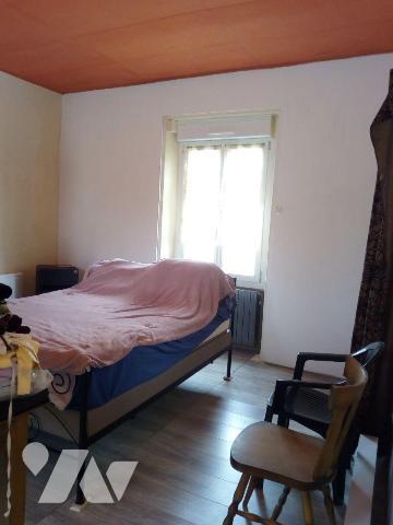 10 min. EVRON, maison d'habitation en pierres, couverte en ardoises, comprenant :
- Entrée ouv...