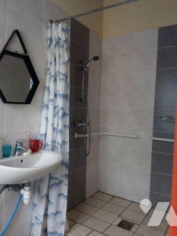 10 min. EVRON, maison d'habitation en pierres, couverte en ardoises, comprenant :
- Entrée ouv...