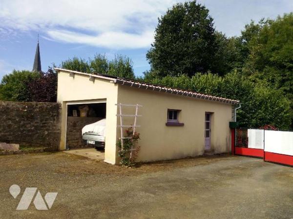 10 min. EVRON, maison d'habitation en pierres, couverte en ardoises, comprenant :
- Entrée ouv...