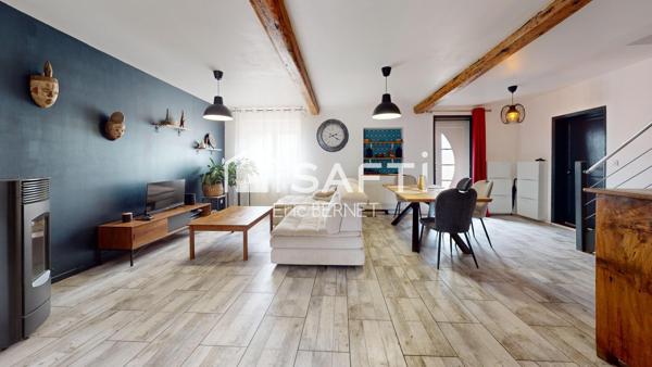 Maison au centre , maison de village avec extérieur .