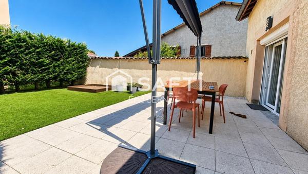 Maison au centre , maison de village avec extérieur .