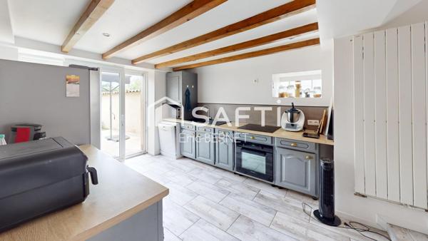 Maison au centre , maison de village avec extérieur .