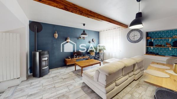 Maison au centre , maison de village avec extérieur .