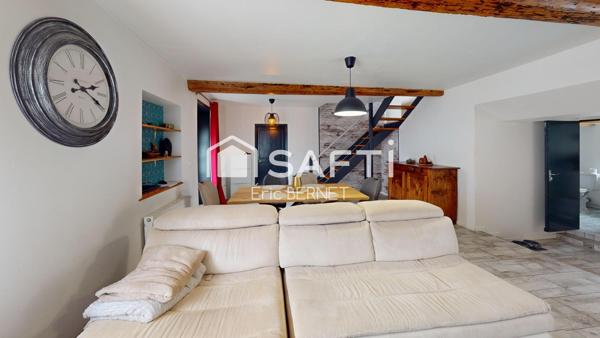 Maison au centre , maison de village avec extérieur .