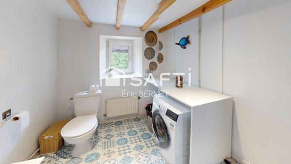 Maison au centre , maison de village avec extérieur .