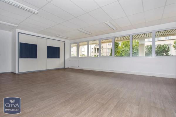 Vente local professionnel 323m²