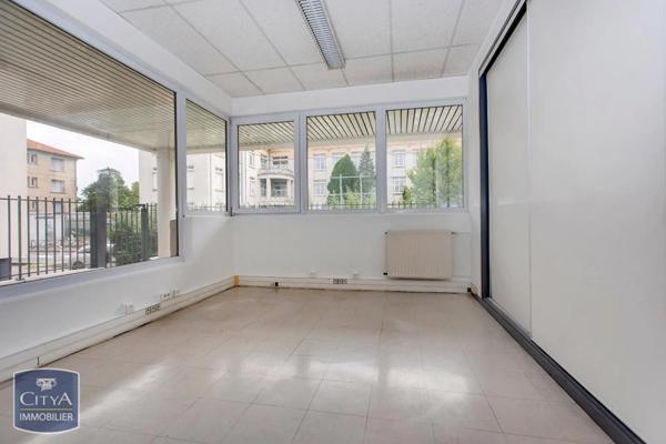 Vente local professionnel 323m²