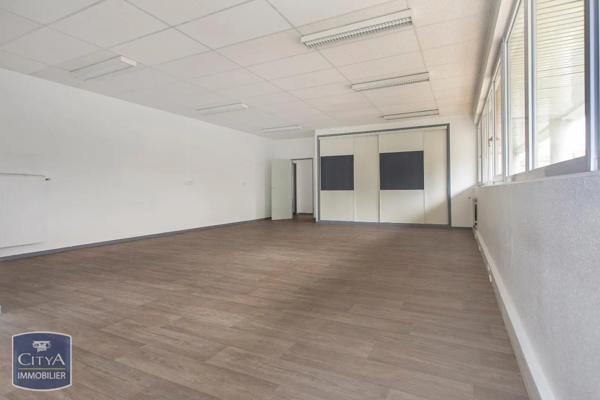Vente local professionnel 323m²