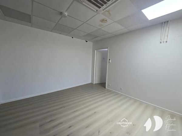 Bureau/local - plateau de 133 m² avec 4 espaces – Idéalement situé à Jarry