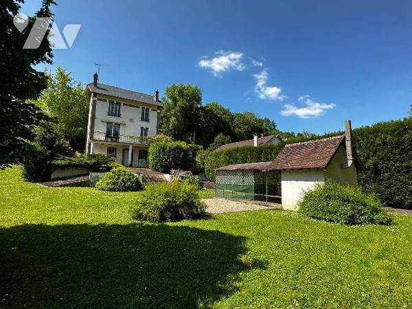 EXCLUSIVITE
Proche toutes commodités, maison bourgeoise comprenant une entrée desservant une s...