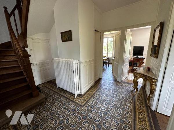 EXCLUSIVITE
Proche toutes commodités, maison bourgeoise comprenant une entrée desservant une s...